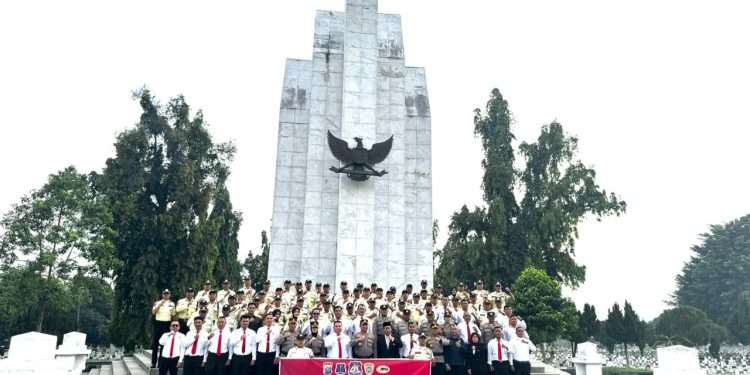 HUT Satpam Ke-44, PT Macan Sejahtera Cahaya tabur bunga ke Makam Pahlawan Medan