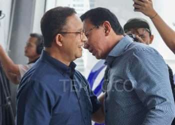 Ahok dan Anies Baswedan saling berbisik di peluncuran buku, apa yang mereka bicarakan?