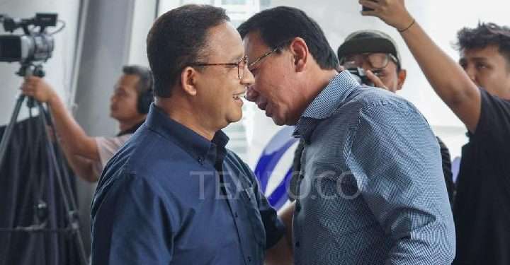 Ahok dan Anies Baswedan saling berbisik di peluncuran buku, apa yang mereka bicarakan?