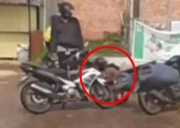 Penjual ikan berlutut minta maaf di depan polisi karena tak sengaja cipratkan air, netizen geram