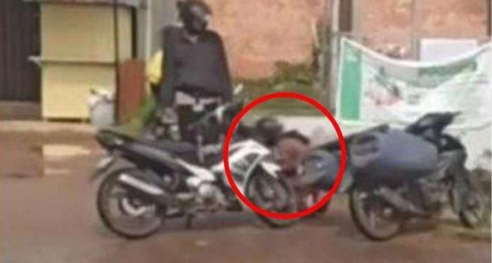 Penjual ikan berlutut minta maaf di depan polisi karena tak sengaja cipratkan air, netizen geram