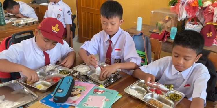 Terungkap! Prabowo Subianto pakai uang pribadi untuk Makan Bergizi Gratis di Kendari