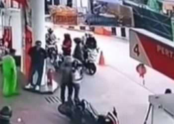 Gerombolan remaja bikin onar di SPBU Medan, bawa senjata tajam