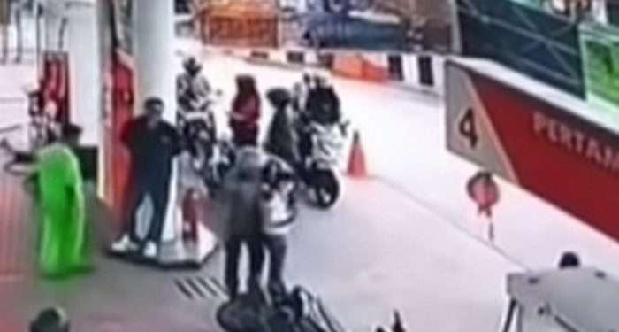 Gerombolan remaja bikin onar di SPBU Medan, bawa senjata tajam