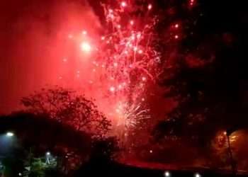 Dentuman kembang api warnai malam Tahun Baru 2025 di Medan