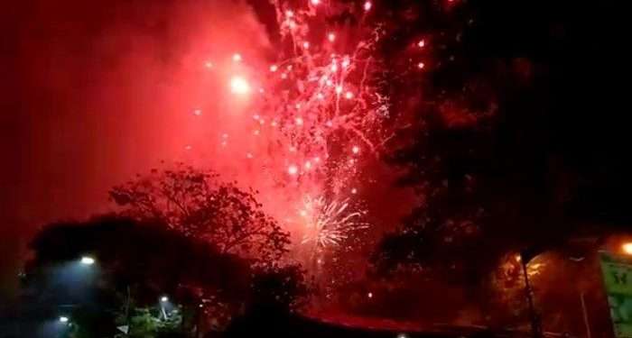 Dentuman kembang api warnai malam Tahun Baru 2025 di Medan