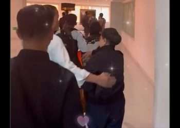 Lagi heboh di medsos, Iriana tepis rangkulan Jokowi di Bandara Adi Soemarmo: Sedih ngeliatnya