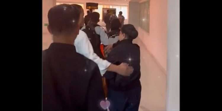 Lagi heboh di medsos, Iriana tepis rangkulan Jokowi di Bandara Adi Soemarmo: Sedih ngeliatnya