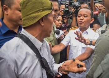 Menteri ESDM Bahlil Lahadalia kena semprot warga saat sidak gas 3 kg di Tangerang: Pakai logikanya pak!