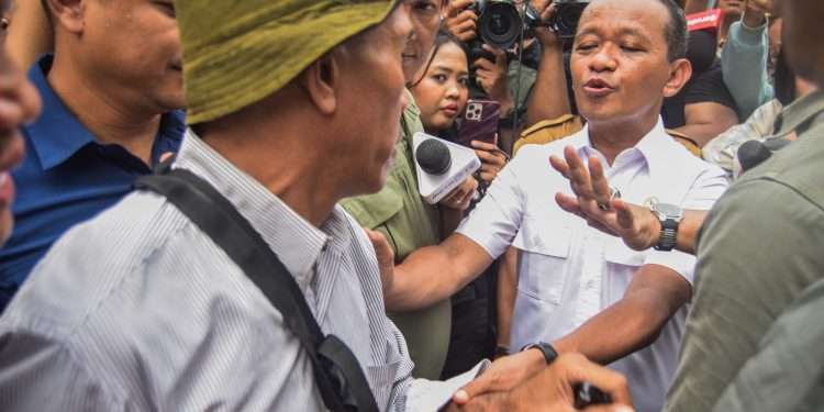 Menteri ESDM Bahlil Lahadalia kena semprot warga saat sidak gas 3 kg di Tangerang: Pakai logikanya pak!