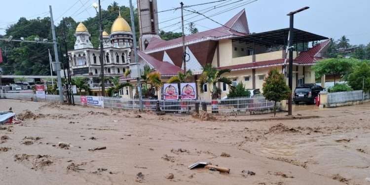 Mencekam! Banjir bandang terjang Parapat, infrastruktur hancur warga mengungsi
