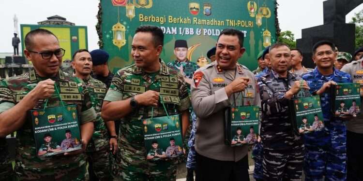 Pangdam I/BB dan Kapolda Sumut bagi-bagi 3000 takjil untuk masyarakat Medan