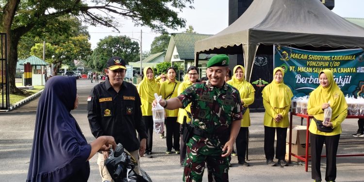Bersama Yonzipur 1/DD, PT Macan Sejahtera Cahaya dan MSC gelar baksos sembako dan berbagi takjil