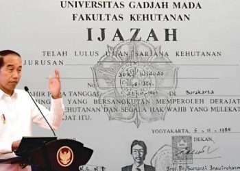 Jokowi perlihatkan ijazah dari SD hingga S1 ke wartawan, tapi tak boleh di foto