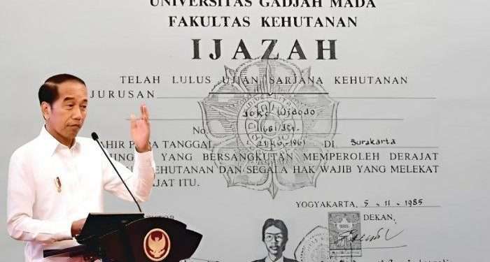 Jokowi perlihatkan ijazah dari SD hingga S1 ke wartawan, tapi tak boleh di foto