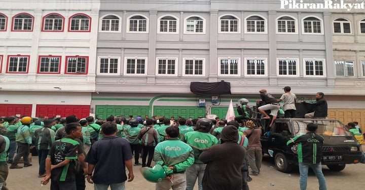 Ratusan driver Grab di Medan gelar protes massal tolak skema GrabBike hemat