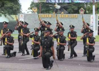 Anak kuli bangunan lolos jadi Prajurit TNI AD, ayah pinjam jas tetangga untuk pelantikan