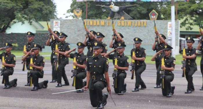 Anak kuli bangunan lolos jadi Prajurit TNI AD, ayah pinjam jas tetangga untuk pelantikan