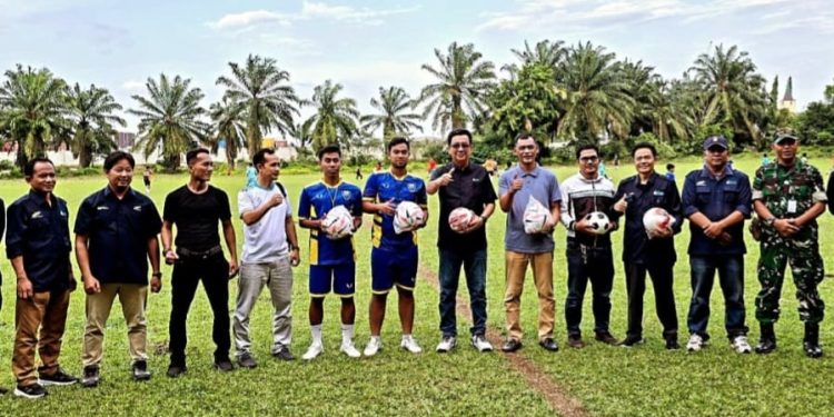 Wujud kepedulian pembinaan atlet muda: PT Kindra beri bantuan perlengkapan olahraga ke SSB Sei Mangkei
