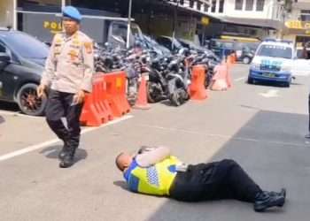 Palak Pemotor untuk Beli Makanan dan Minuman, Aiptu Rudi Dihukum Berguling di Aspal