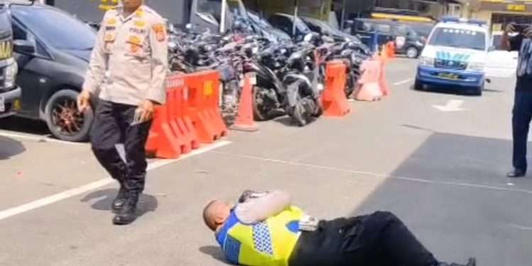 Palak Pemotor untuk Beli Makanan dan Minuman, Aiptu Rudi Dihukum Berguling di Aspal