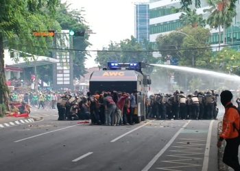 Demo Bela Ojol Rusuh di Medan, Massa Serang Polisi dan Bakar Pos
