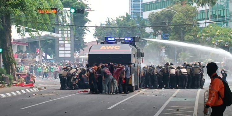 Demo Bela Ojol Rusuh di Medan, Massa Serang Polisi dan Bakar Pos