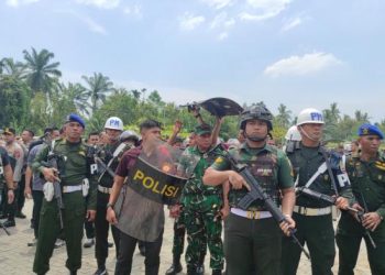 Dilempari Batu Saat Robohkan Markas GRIB Sumut, Pangdam I BB Murka Sampai Dilindungi Pakai Tameng