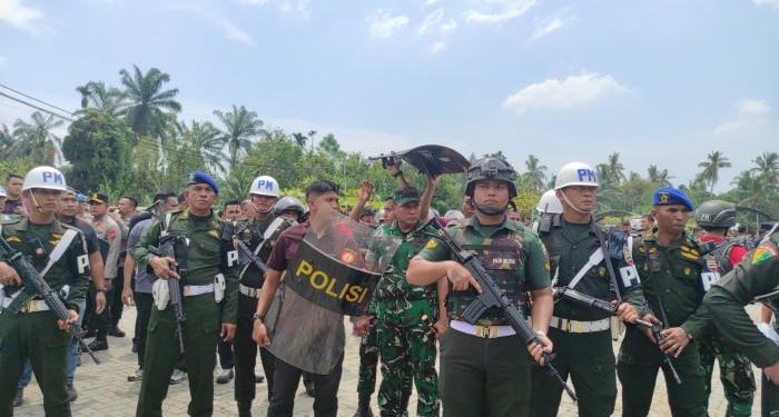 Dilempari Batu Saat Robohkan Markas GRIB Sumut, Pangdam I BB Murka Sampai Dilindungi Pakai Tameng