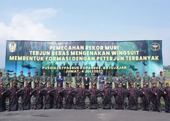 Aksi Spektakuler 15 Prajurit Kopassus Ukir Rekor MURI dengan Terjun Wingsuit