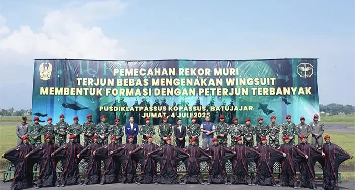 Aksi Spektakuler 15 Prajurit Kopassus Ukir Rekor MURI dengan Terjun Wingsuit