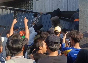 Viral Usai Sebut Rakyat Tolol, Rumah Ahmad Sahroni Dirusak Massa, Harta Dijarah