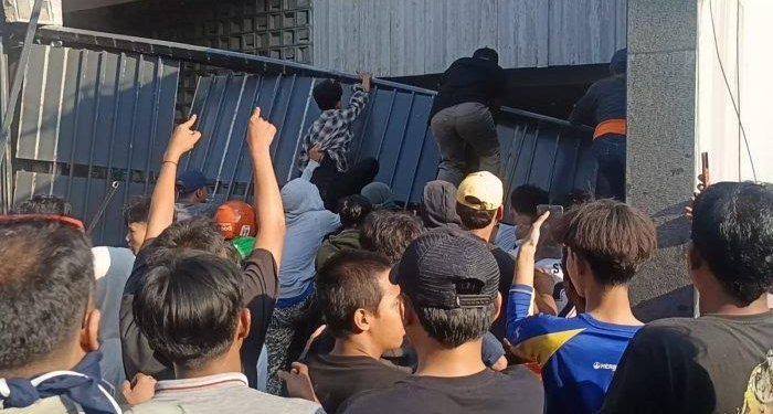 Viral Usai Sebut Rakyat Tolol, Rumah Ahmad Sahroni Dirusak Massa, Harta Dijarah