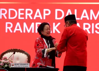 Tangis Megawati Pecah Sambut Hasto Kristiyanto di Kongres ke-6 PDIP