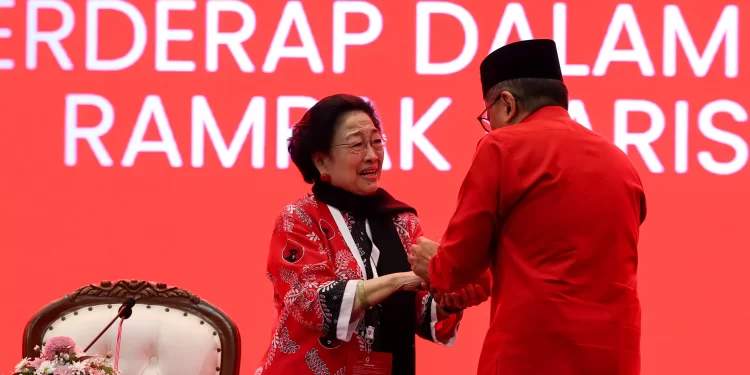 Tangis Megawati Pecah Sambut Hasto Kristiyanto di Kongres ke-6 PDIP