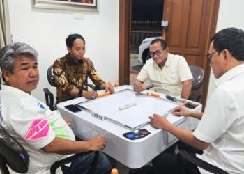 Heboh! Menhut Raja Juli Antoni Main Domino Bareng Tersangka Pembalakan Liar