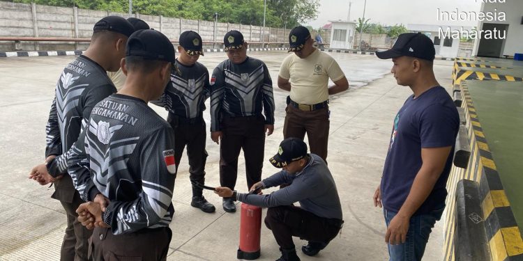 Responsif dan Terlatih, Satpam PT Macan Sejahtera Cahaya Gelar Pelatihan Damkar di PT Nippon Indosari Corpindo