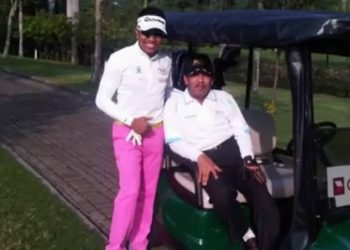 Foto Lawas Ahmad Sahroni Viral, Penampilan Nyentrik Pakai Celana Pink di Lapangan Golf, Netizen: Kok Malah Jadi Caddy Ya?