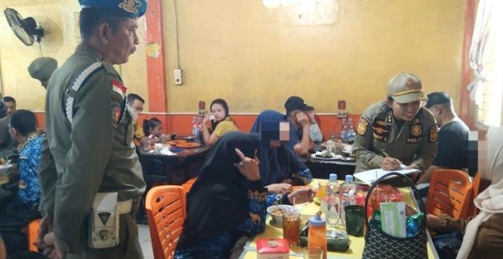 12 ASN Riau Terjaring Satpol PP Nongkrong di Warkop Saat Jam Kerja