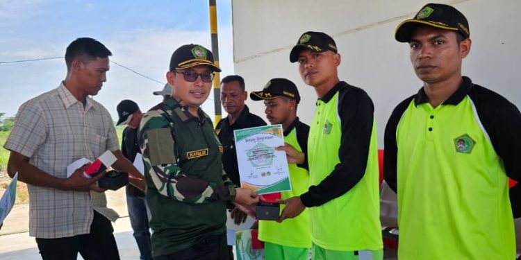 Sukses Gagalkan Pencurian Sawit, Dir Ops PT Macan Sejahtera Cahaya Beri Reward ke-13 Tim Keamanan
