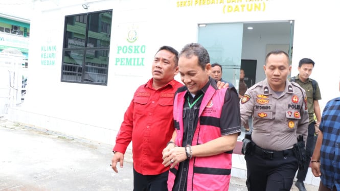 Eks Camat Medan Polonia Ditahan Terkait Dugaan Korupsi Anggaran BBM, Senyum Saat Digiring Jaksa