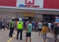 Kelaparan Bantuan Tak Kunjung Datang, Warga Sibolga Korban Banjir Jarah Minimarket