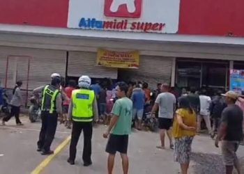 Kelaparan Bantuan Tak Kunjung Datang, Warga Sibolga Korban Banjir Jarah Minimarket