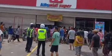 Kelaparan Bantuan Tak Kunjung Datang, Warga Sibolga Korban Banjir Jarah Minimarket