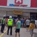Kelaparan Bantuan Tak Kunjung Datang, Warga Sibolga Korban Banjir Jarah Minimarket