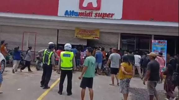 Kelaparan Bantuan Tak Kunjung Datang, Warga Sibolga Korban Banjir Jarah Minimarket