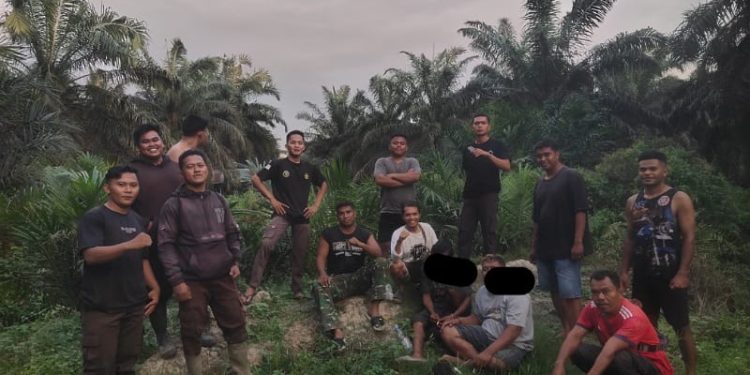 Tim Keamanan PT Macan Sejahtera Cahaya Ringkus Dua OTK Pencuri Sawit