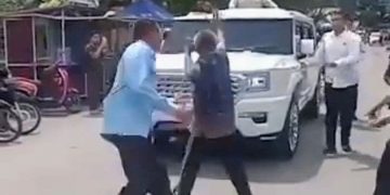 Seorang Pria Nekat Hadang Mobil Presiden Prabowo Saat Tinjau Posko Pengungsian