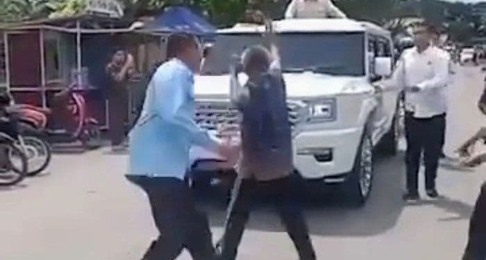 Seorang Pria Nekat Hadang Mobil Presiden Prabowo Saat Tinjau Posko Pengungsian