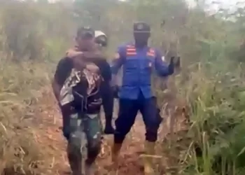 Prajurit TNI dan Damkar Evakuasi Nenek Korban Longsor di Bener Meriah, Digendong 15 Km Selama 3,5 Jam